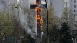 Mokotów. Spłonął krzyż związany z pamiętną Mszą Jana Pawła II