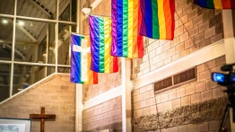 Biskup zatrudnił jako sekretarza homoseksualistę, który zawarł „małżeństwo” jednopłciowe