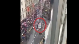 [Wideo] Dramatyczne sceny w Liverpoolu: Samochód wjechał w tłum podczas parady mistrzowskiej Liverpool FC