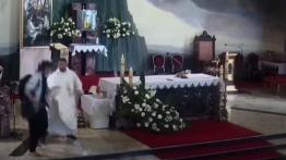 Opiłowywanie katolików trwa. Mężczyzna zaatakował tabernakulum podczas Mszy św.