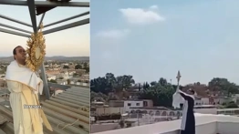 W Meksyku księża Najświętszym Sakramentem błogosławili z dachów sterroryzowaną ludność