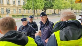 [Wideo] Tusk chce zrobić „obóz koncentracyjny” z „Miasteczka Gniewu” pod KPRM? Bąkiewicz mówi o blokadach i odcinaniu dostaw żywności