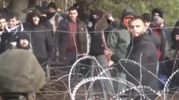 Niemcy: uchodźcy mają gorzej od Straży Granicznej, bo… nie mają broni i hełmów