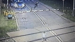 [Wideo] Sześciolatek uratowany tuż przed pociągiem na przejeździe kolejowym w Mikołowie