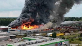 [Wideo] Ogromny pożar w zakładzie FOLPAK w Mińsku Mazowieckim – akcja trwa