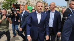 Nawrocki podpisze ustawę o statusie osoby najbliższej? Wyniki sondażu