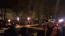 Prezydent w ciszy i skupieniu podczas nocnego Misterium Krzyża w Gdańsku