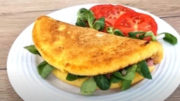 Kuchnia antydepresyjna: Omlet z warzywami, pieczarkami i szynką
