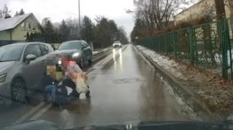 Chwile grozy na przejściu dla pieszych w Piasecznie [Wideo]