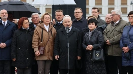 „Będziemy tu przychodzić, niezależnie od tego, co ta banda będzie wyprawiać” – Jarosław Kaczyński w kolejną rocznicę tragedii smoleńskiej
