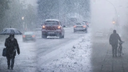 Deszcz, śnieg i mgła nad Polską. Pogoda da się we znaki kierowcom i pieszym
