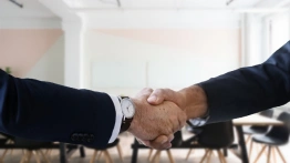 Rewolucja zjada własne dzieci. KPRM zatrudni „specjalistę” zamiast „osoby specjalistycznej”