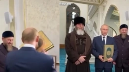 „Obrońca chrześcijan” Putin całuje Koran. Przeszedł na islam?