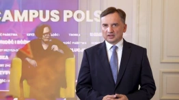 Ziobro w spocie PiS: Polacy oczekują od Tuska potępienia filmowych kłamstw, które szaragają polski mundur