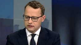 Romanowski zdecydowanie interweniuje ws. matki w kajdankach na pogrzebie tragicznie zmarłego synka