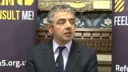 [Wideo] Małe starcie w większej wojnie - Rowan Atkinson mocno o granicach wolności słowa i „przemyśle oburzenia”