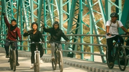 Turyści na dwóch kółkach: Jak infrastruktura rowerowa napędza lokalną gospodarkę? [Materiał promocyjny]