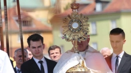 "Mamy obowiązek publicznego wyznawania wiary!" - ks. prof. Chrostowski o istocie Bożego Ciała i Eucharystii