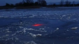 Spod lodu na rzece wydobywało się światło. Niecodzienna akcja strażaków w Santoku