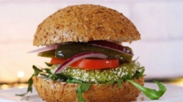 Burgery inaczej: Z kaszą jaglaną i sałatką z cukinii!