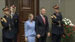 Kreacja Pierwszej Damy. Internauci porównują ją do Melani Trump