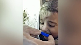 To nagranie rozdziera serce. Ratownicy podają syryjskiemu chłopcu wodę z zakrętki