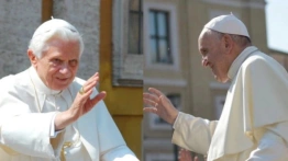 „Opowieści z głuchego telefonu”. Franciszek o doniesieniach na temat jego relacji z Benedyktem XVI