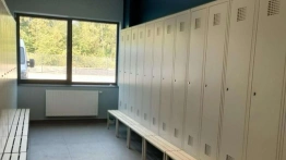 Czym powinny się różnić szafki pracownicze w biurze od tych w hali produkcyjnej? [Materiał promocyjny]