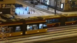 Warszawiacy na lodzie. Miasto tnie autobusy i tramwaje w najgorszym możliwym momencie