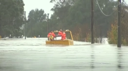 Potężne powodzie w Australii. Ponad 45 tys. osób zagrożonych [Wideo]