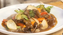 Ogień z Syczuanu na talerzu: aromatyczna wołowina stir-fry z papryczkami i pieprzem syczuańskim