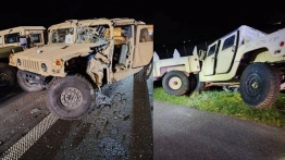 Wypadek amerykańskiego konwoju na A2. Ranni żołnierze i kierowca busa