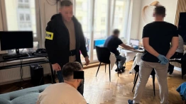 Liderzy grupy przestępczej wyłudzający kody BLIK zatrzymani. Zabezpieczono m.in. sztabki złota