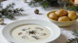 Kuchnia mojej mamy: Zupa śledziowa z gorącymi ziemniakami