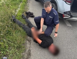 Rzucił się z nożem na 3 osoby. 34-latek w rękach policji
