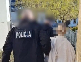 Była poszukiwana listem gończym. Przed policjantami schowała się… w szafie