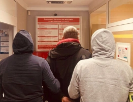 Handel lewym oprogramowaniem i pornografia dziecięca na laptopie. 46-latek w rękach policji