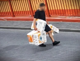 42‑latek złapany na kradzieży... 1800 rolek papieru toaletowego