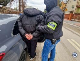 Muły, wybieraki i fałszywi policjanci - CBZC zatrzymało grupę internetowych oszustów