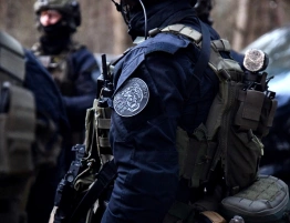 „Lewe” pistolety, strzelby i amunicja. 3 osoby usłyszały zarzuty