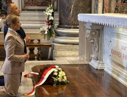 106. rocznica urodzin papieża. Prezydent modlił się przy grobie św. Jana Pawła II