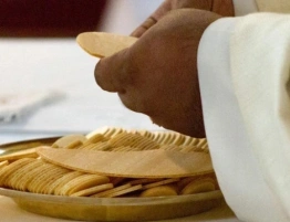 Niewyobrażalna profanacja w Szwajcarii. Wierni dzielili się Komunią ze swoimi psami