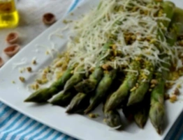 Zielone szparagi z parmezanem - na surowo