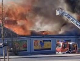 Niebezpieczny pożar na Dolnym Śląsku. Runął dach „Biedronki”