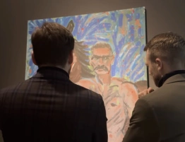 Nagi marszałek w krakowskim muzeum. Co autor miał na myśli?