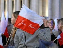 „Zło dobrem zwyciężaj!” Setki wiernych czuwały w Watykanie w rocznicę wyboru Jana Pawła II