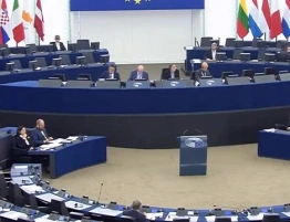 Biologiczny mężczyzna może urodzić dziecko? Właśnie przegłosował to… Parlament Europejski