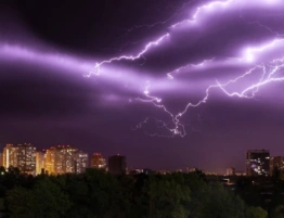 Polska pod naporem wichur i gwałtownych zmian pogody. Alerty RCB i IMGW