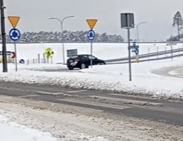 Marznący deszcz i gołoledź. Niebezpiecznie na polskich drogach
