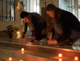 Francja: Msza przy świecach przyciąga setki młodych ludzi do Kościoła